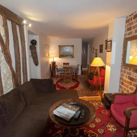 Very French Two Bedroom In The Heart Of Appartamento Parigi