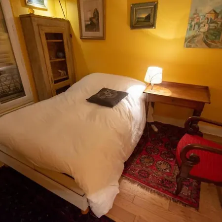 Very French Two Bedroom In The Heart Of Appartamento
