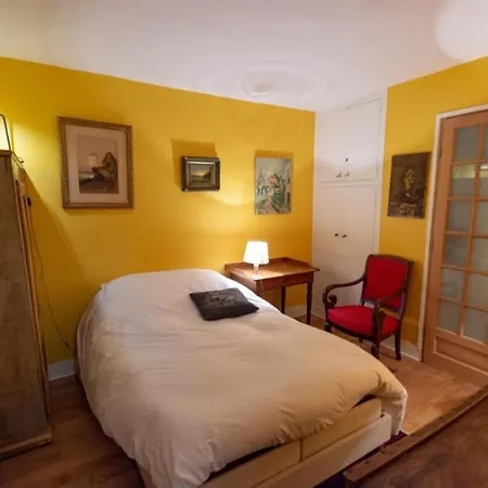 Very French Two Bedroom In The Heart Of Appartamento
