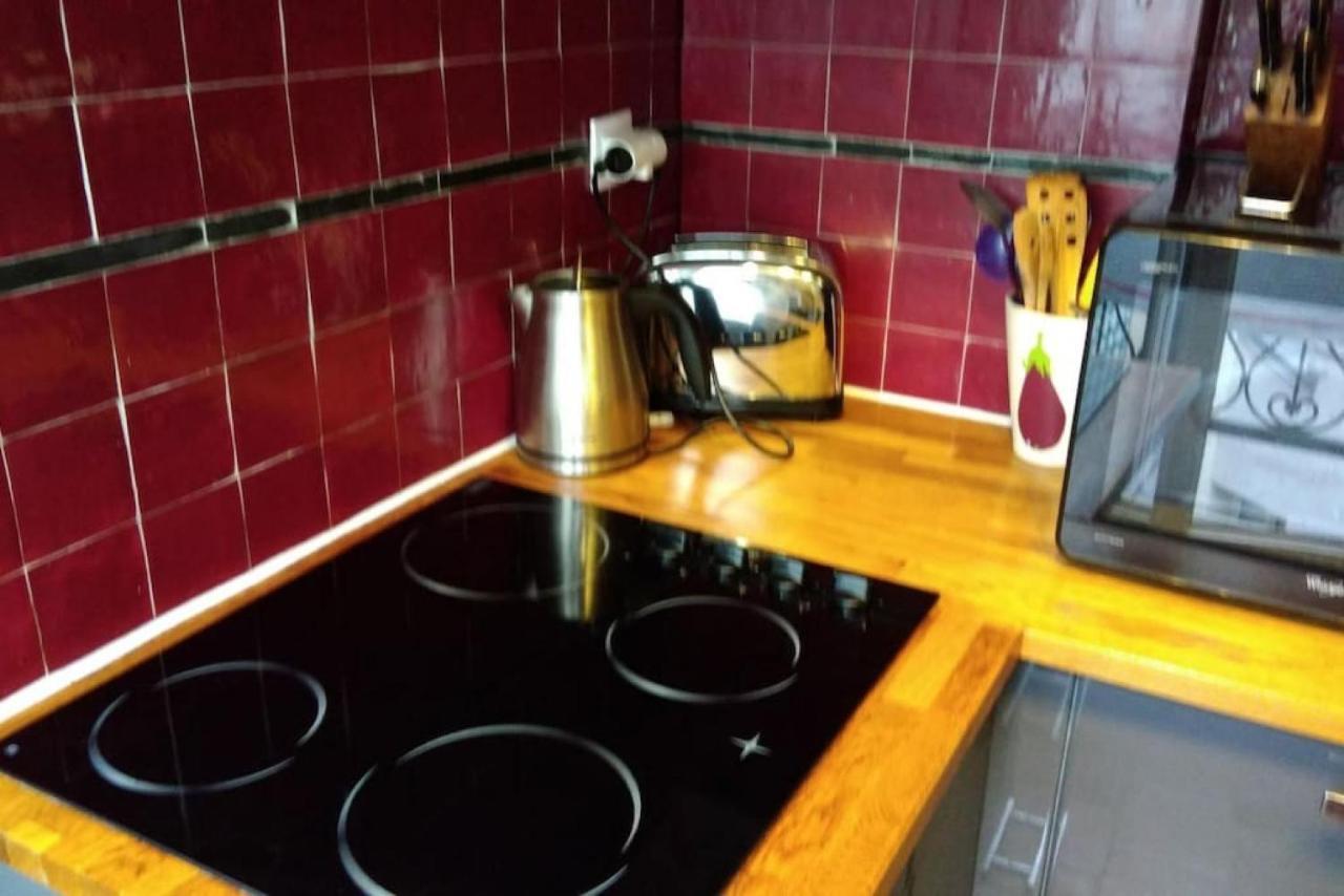 Very French Two Bedroom In The Heart Of * Parigi